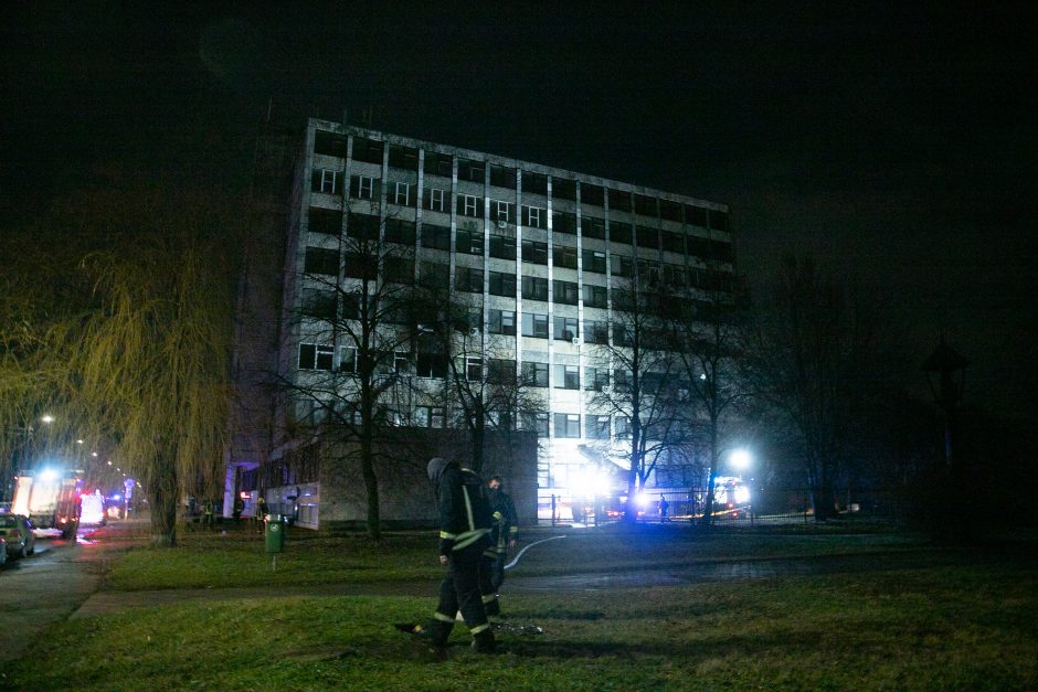 Didelės Kauno ugniagesių pajėgos gesino gaisrą Vilijampolėje