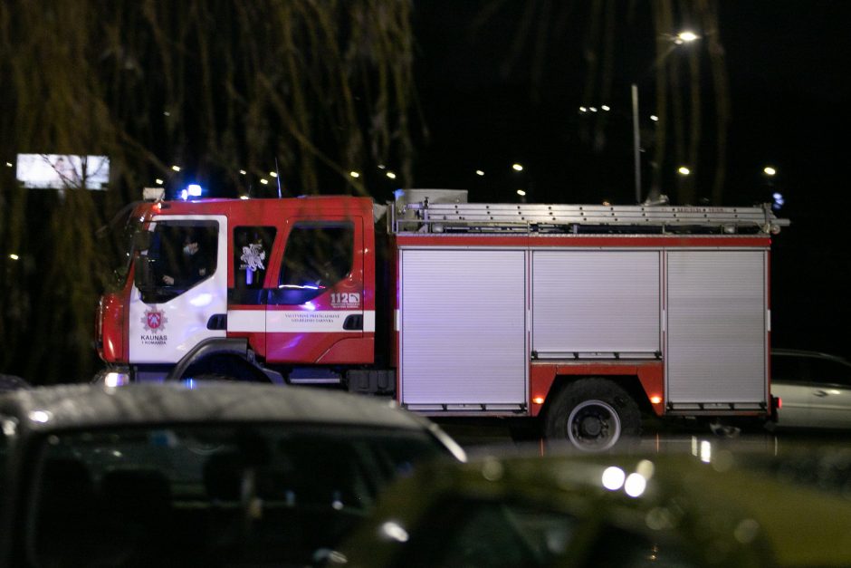 Didelės Kauno ugniagesių pajėgos gesino gaisrą Vilijampolėje