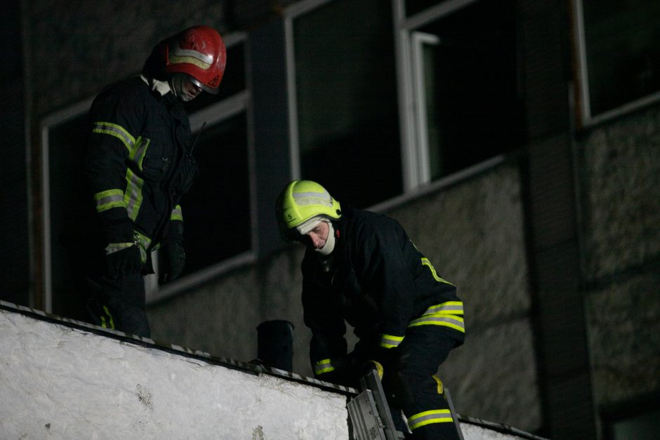 Didelės Kauno ugniagesių pajėgos gesino gaisrą Vilijampolėje