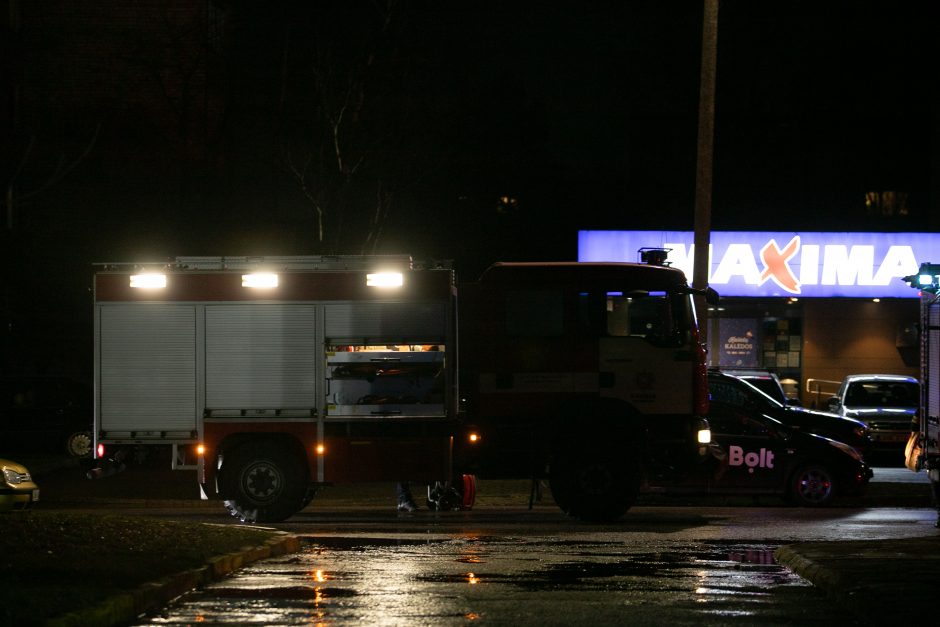 Didelės Kauno ugniagesių pajėgos gesino gaisrą Vilijampolėje