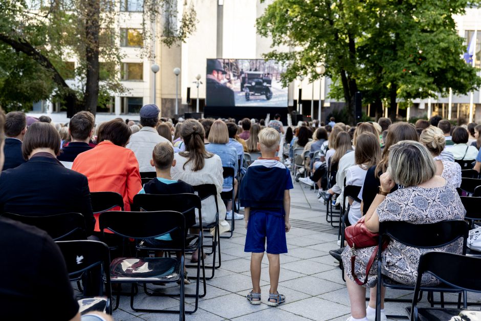 Vilniečiai prie Vyriausybės rūmų minėjo Baltijos kelio ir Molotovo–Ribentropo pakto metines