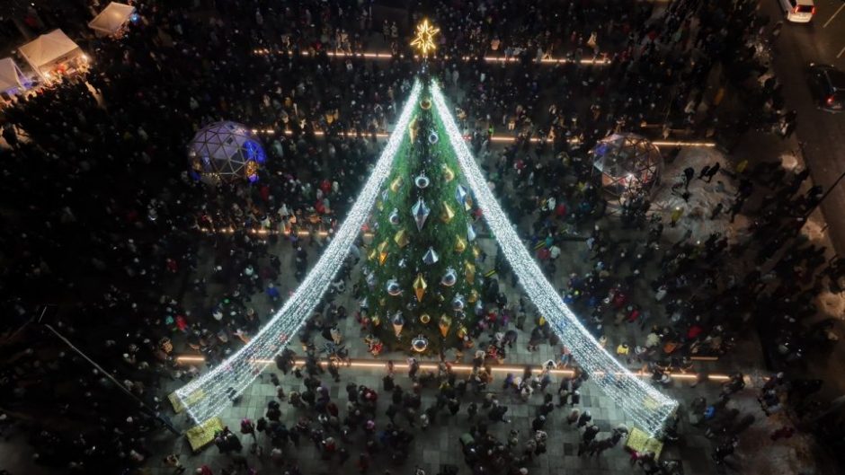 Panevėžyje sužibo Kalėdų eglė: žaliaskarė tapo pagrindine miesto puošmena 
