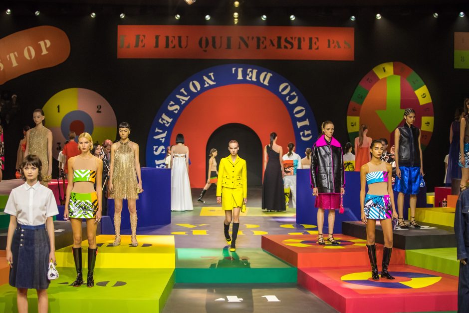 Postpandeminė „Dior“ mados namų kolekcija – sportiška ir spalvinga