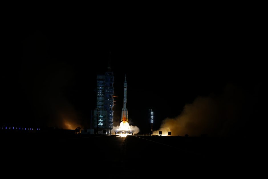 Kinų taikonautai sėkmingai pakilo skristi į „Tiangong“ kosminę stotį