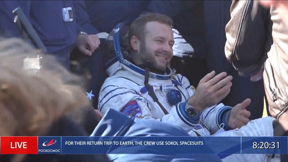 Į Žemę sugrįžo filmą kosmose filmavusi rusų komanda