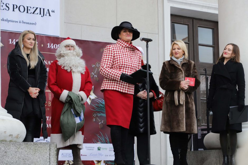 D. Nausėdienė atidarė tradicinę Tarptautinę Kalėdų labdaros mugę