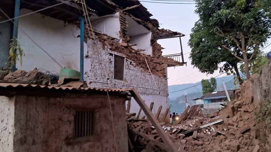 Nepale per žemės drebėjimą žuvo mažiausiai 157 žmonės