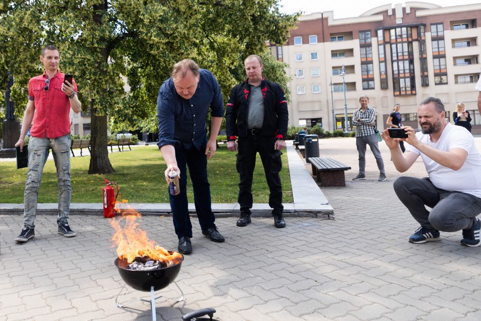 Prokuratūra nutraukė tyrimą dėl sudegintos LGBT vėliavos