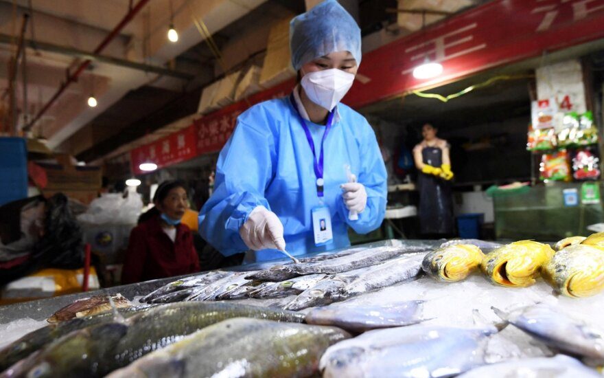 Kinijoje dėl koronaviruso testuojamos net žuvys