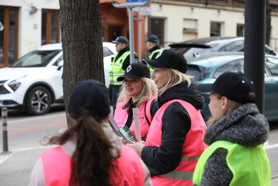 „Moterų ralio“ dalyvės su policijos pareigūnais mokė pėsčiuosius teisingai eiti per perėją