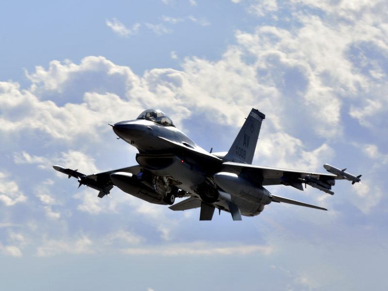 Nyderlandų gynybos ministras: naikintuvai F-16 į Ukrainą atvyks artimiausiu metu