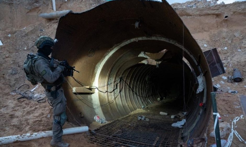 Izraelio kariuomenė teigia užtvindžiusi „Hamas“ tunelių sistemą po Gazos Ruožu 