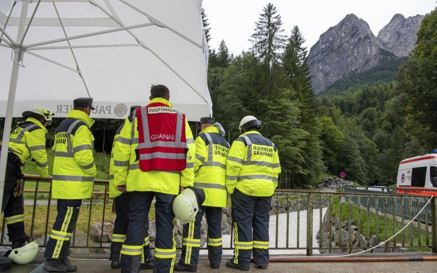 Bavarijoje per potvynį sugriuvus tiltui vandens srautas nusinešė žmonių