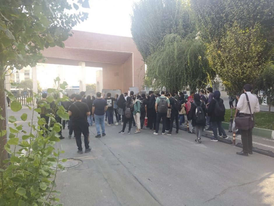 Irano teismas panaikino su protestais dėl M. Amini susijusį mirties nuosprendį