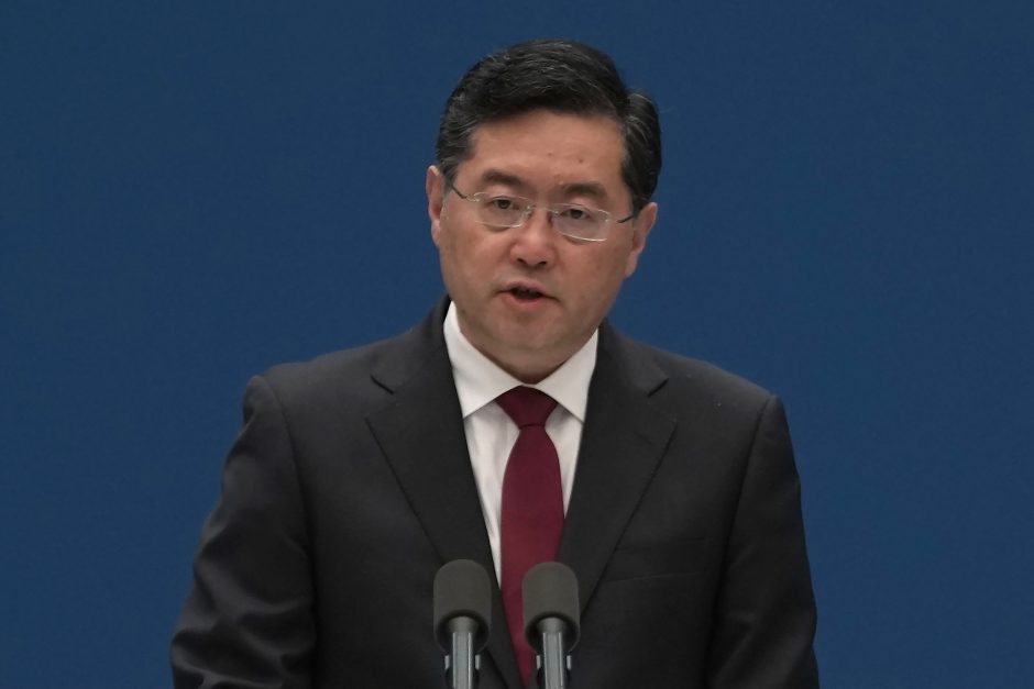 Kinijos užsienio reikalų ministras ragina stabilizuoti santykius su JAV