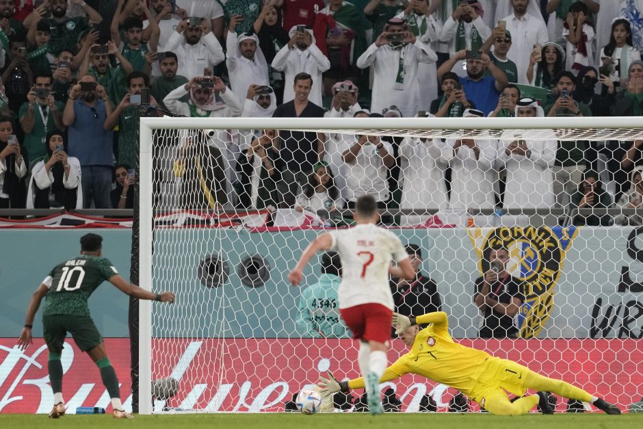 Lenkijos futbolininkai po atkaklios kovos privertė pasiduoti Saudo Arabiją