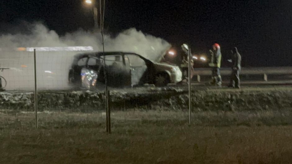 Kauno rajone atvira liepsna degė automobilis „Chrysler“