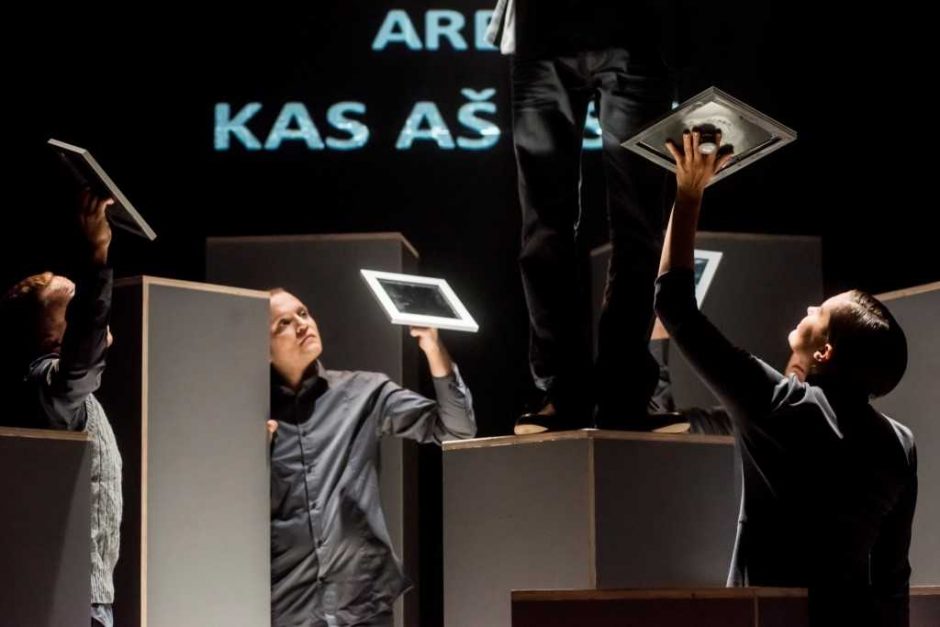 „CV, arba Kas aš esu”: teatro pradžiamokslis statistiniam lietuviui