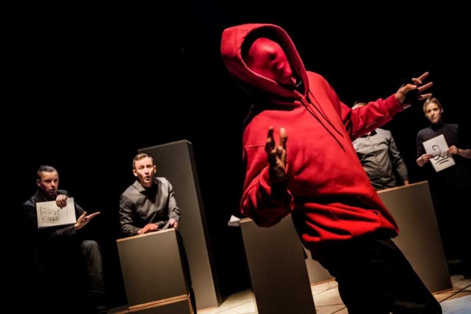 „CV, arba Kas aš esu”: teatro pradžiamokslis statistiniam lietuviui