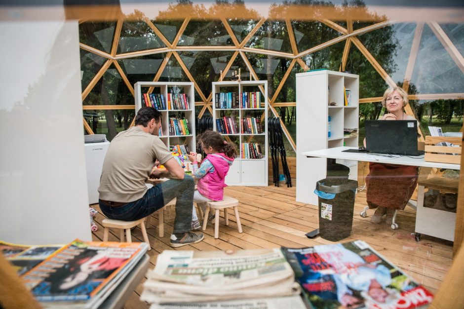 Inovatyvūs ir patrauklūs sprendimai skaitantiems kauniečiams – nuo knygomatų iki parkų skaityklų