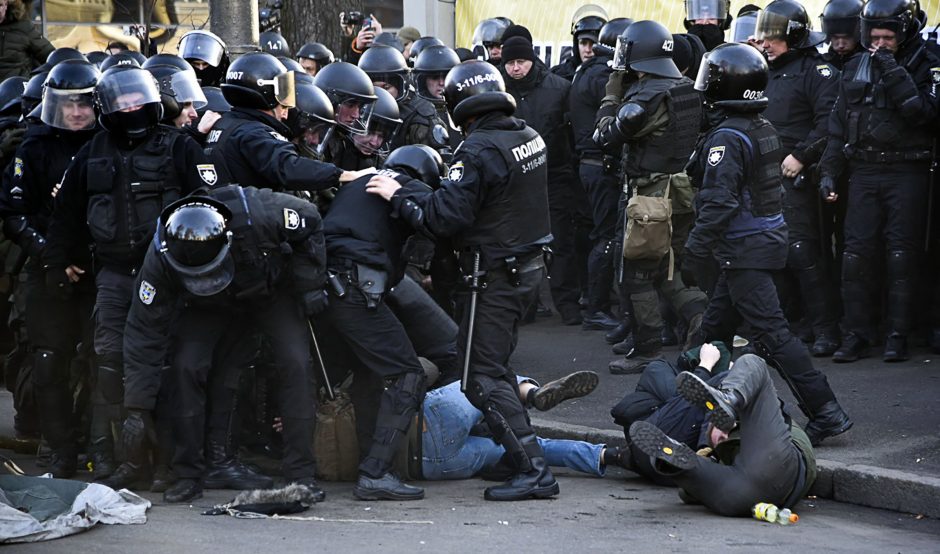 Kijeve protestuotojams susirėmus su policija sužeisti 19 žmonių