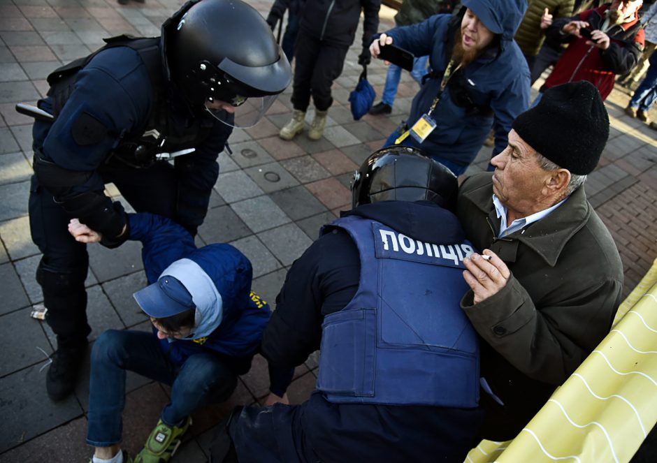 Kijeve protestuotojams susirėmus su policija sužeisti 19 žmonių