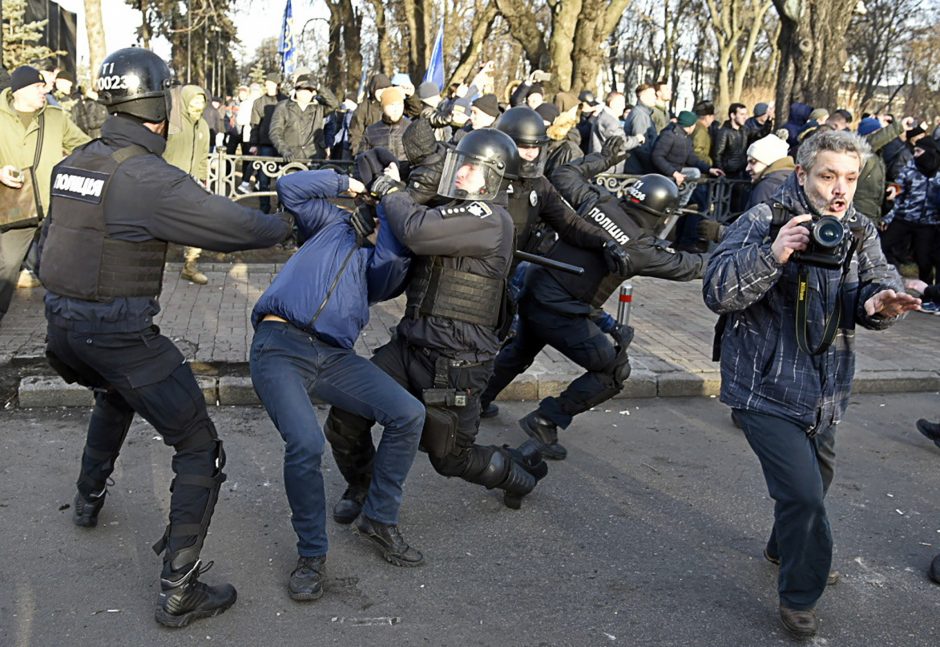 Kijeve protestuotojams susirėmus su policija sužeisti 19 žmonių