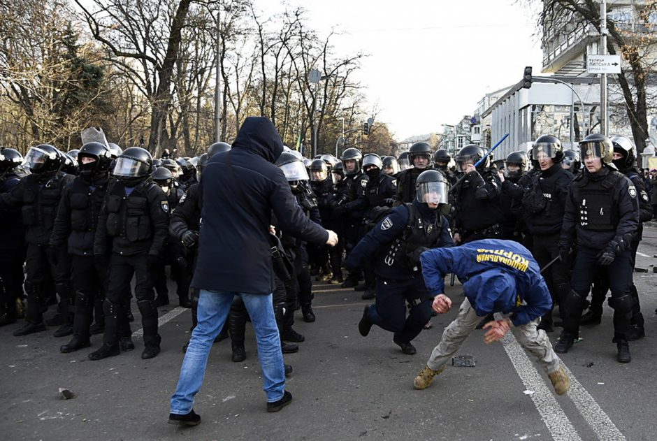 Kijeve protestuotojams susirėmus su policija sužeisti 19 žmonių