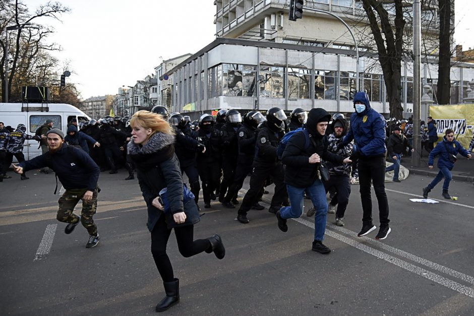 Kijeve protestuotojams susirėmus su policija sužeisti 19 žmonių