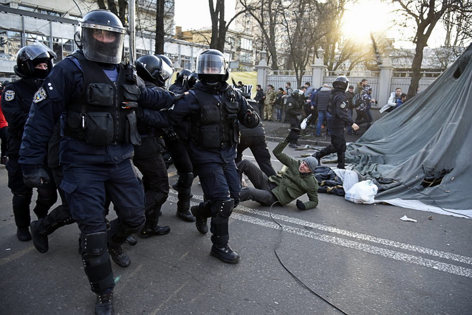 Kijeve protestuotojams susirėmus su policija sužeisti 19 žmonių