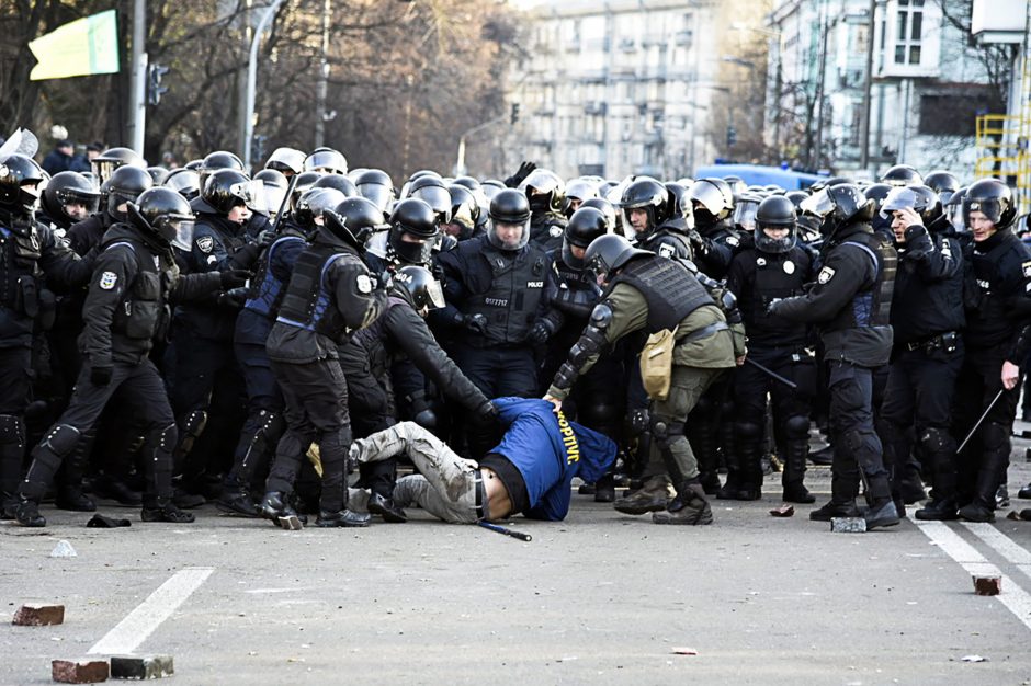 Kijeve protestuotojams susirėmus su policija sužeisti 19 žmonių