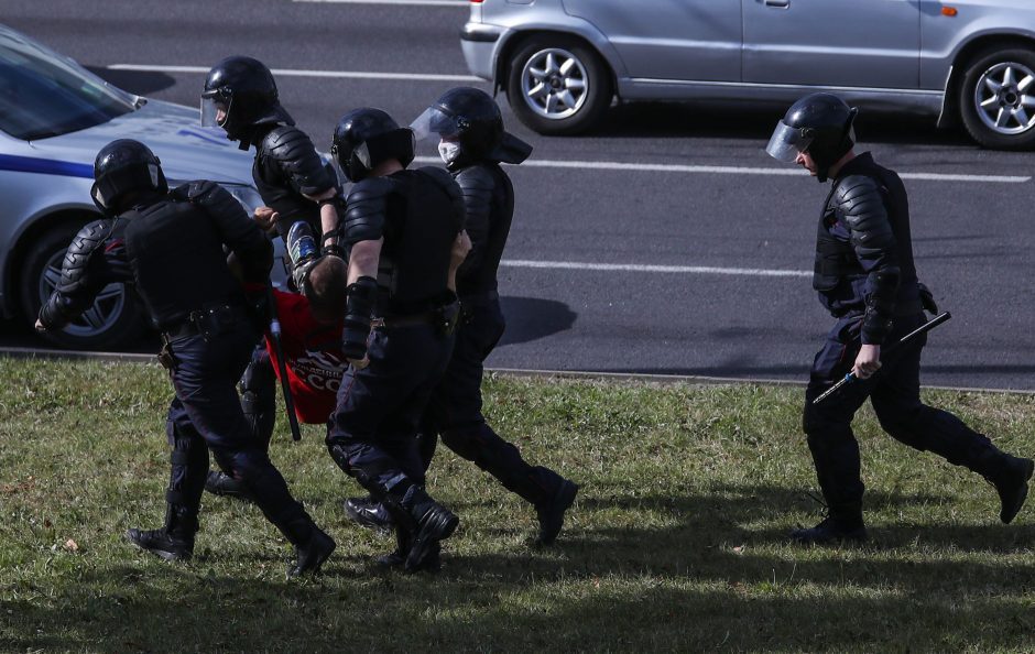 Minske atsinaujino milicijos ir opozicijos protestuotojų susirėmimai