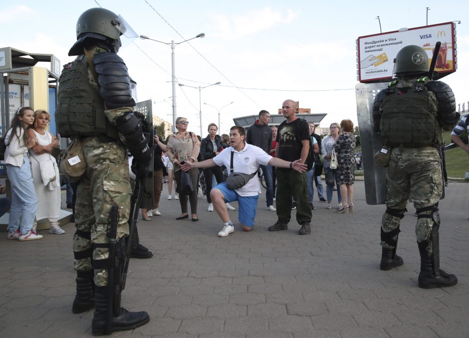 Minske atsinaujino milicijos ir opozicijos protestuotojų susirėmimai