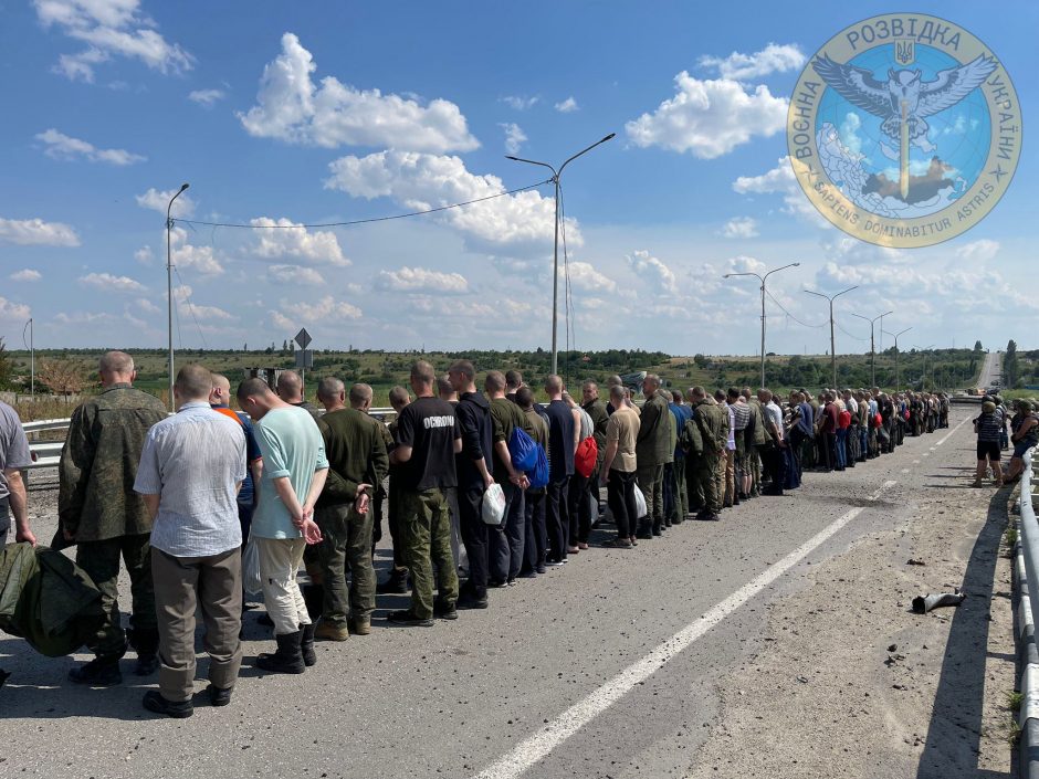 Karas: Ukraina ir Rusija apsikeitė belaisviais – išlaisvinti 144 ukrainiečių kariai