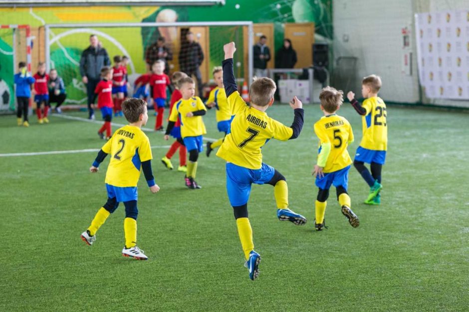 Vaikai Lietuvos valstybės atkūrimo 100-metį paminėjo futbolo aikštėje