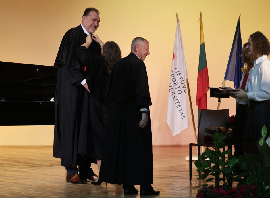 A. Saboniui ir V. Makūnui įteiktos Sporto universiteto garbės daktaro regalijos