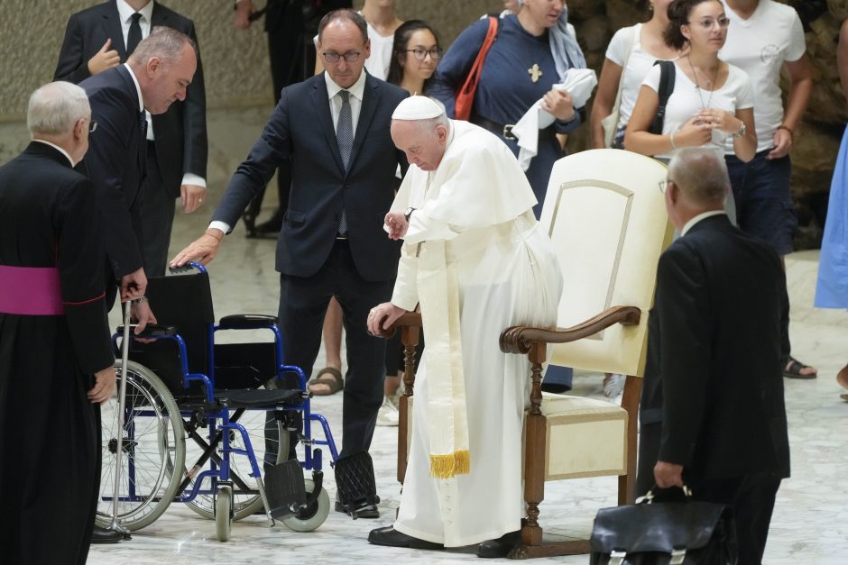 Popiežius asmeniniu padėjėju paskyrė jam „gyvybę išgelbėjusį“ slaugytoją