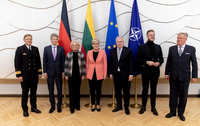 Premjerė ir Vokietijos gynybos ministrė aptarė spartesnį karių įsikūrimą Lietuvoje