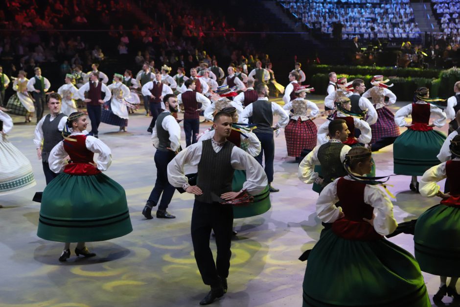 Dainų ir šokių šventė sugrįžo į Kauną: skambėjo „Žalgirio“ arena (vaizdo įrašas)