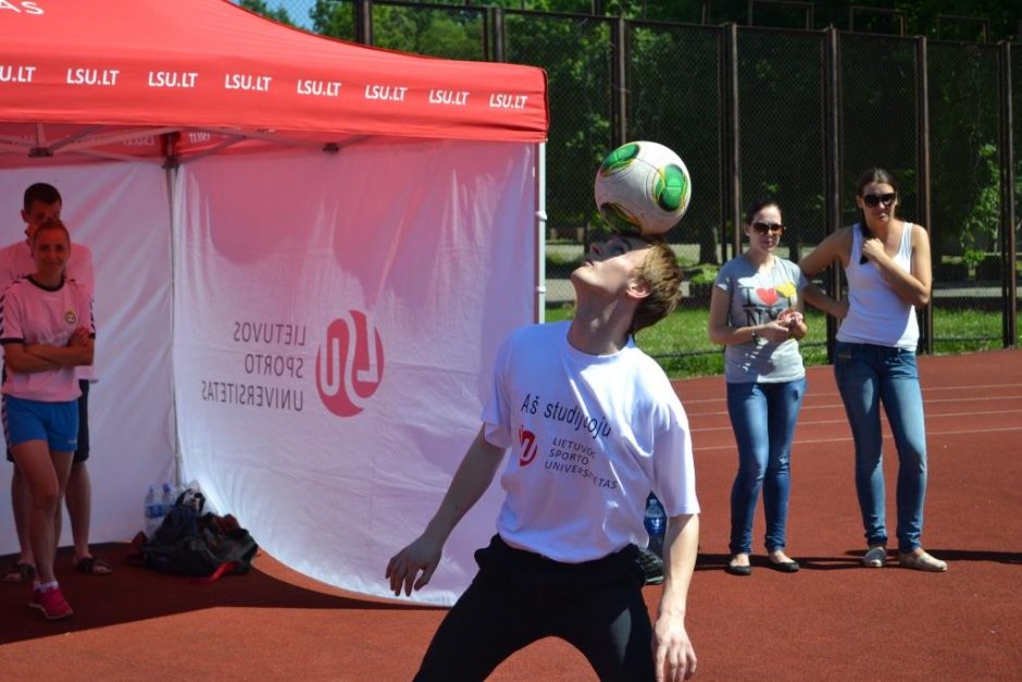 Kamuoliu užburiantis LSU studentas tikisi įkurti pirmąją freestyle futbolo mokyklą