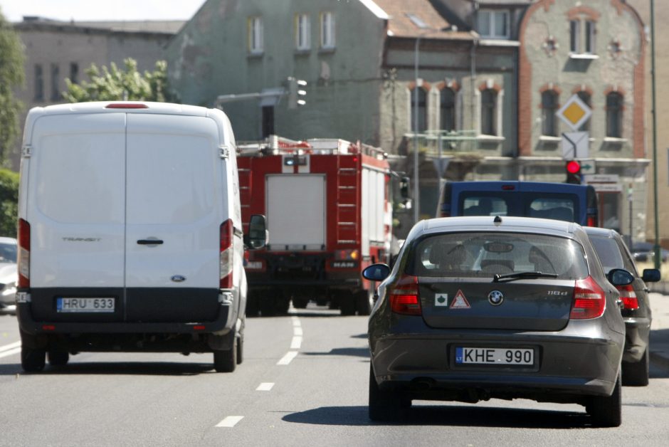 Tarnybos sukeltos ant kojų: krantinėje degė plaukiojantis dokas