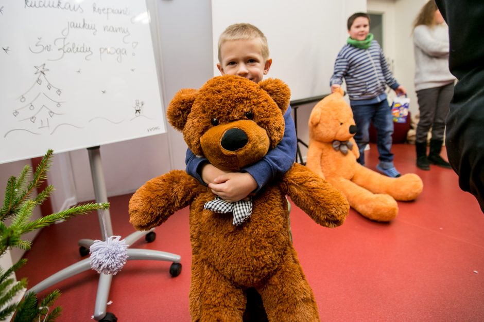 Kalėdų Senelis – nuo stogo ir su didžiulėmis dovanomis