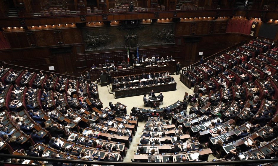 Italijos populistų vyriausybė užsitikrino parlamento pasitikėjimą