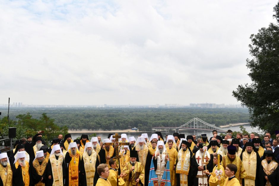 Ukrainoje tūkstančiai žmonių paminėjo šalies krikštą per Maskvos remiamą procesiją