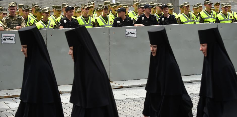 Ukrainoje tūkstančiai žmonių paminėjo šalies krikštą per Maskvos remiamą procesiją