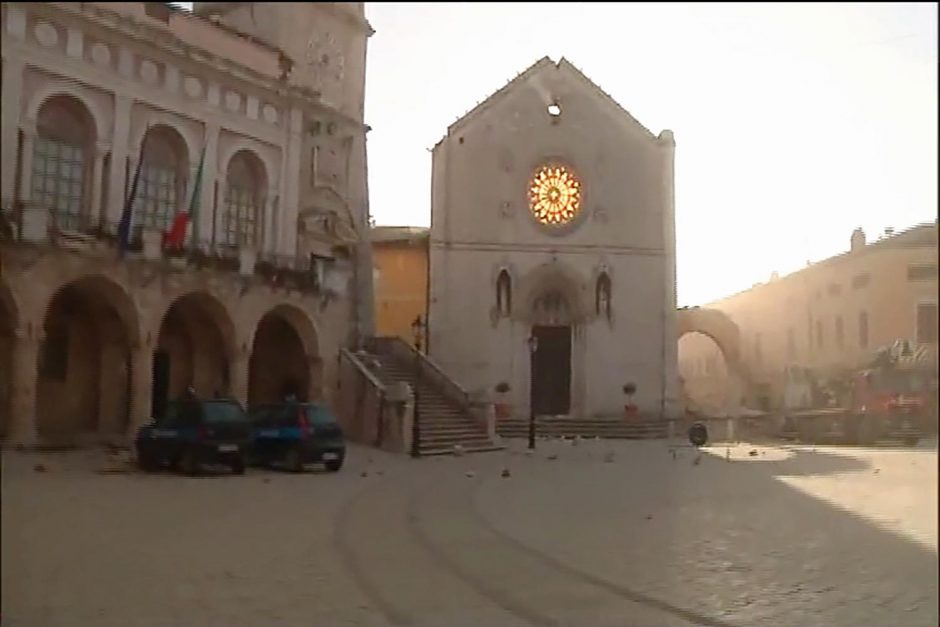 Po trečio žemės drebėjimo namų neteko tūkstančiai italų