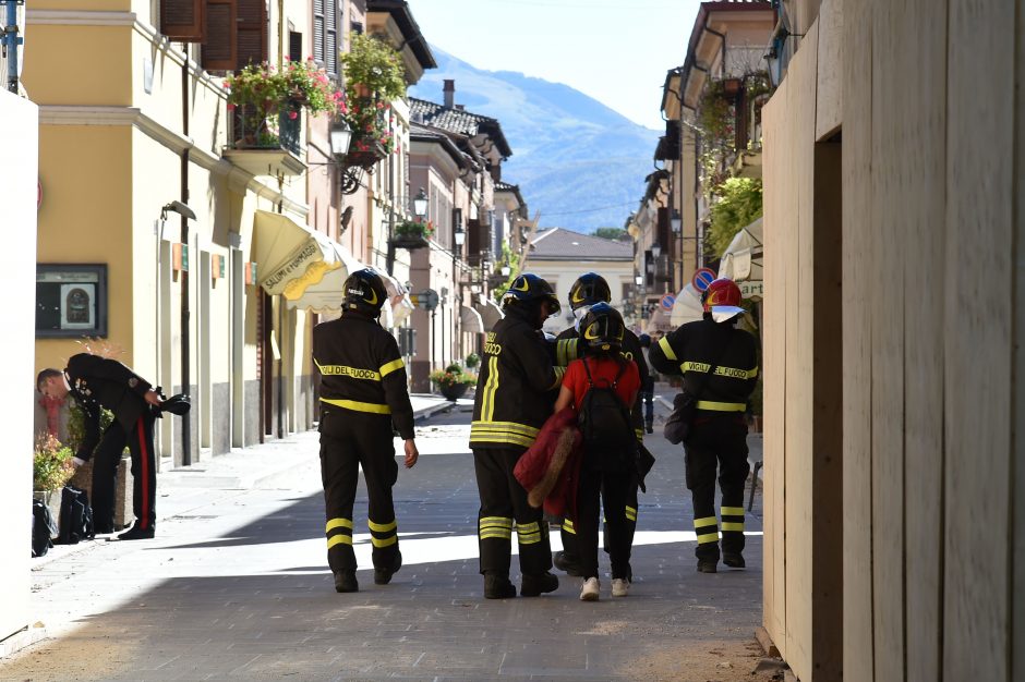 Po trečio žemės drebėjimo namų neteko tūkstančiai italų