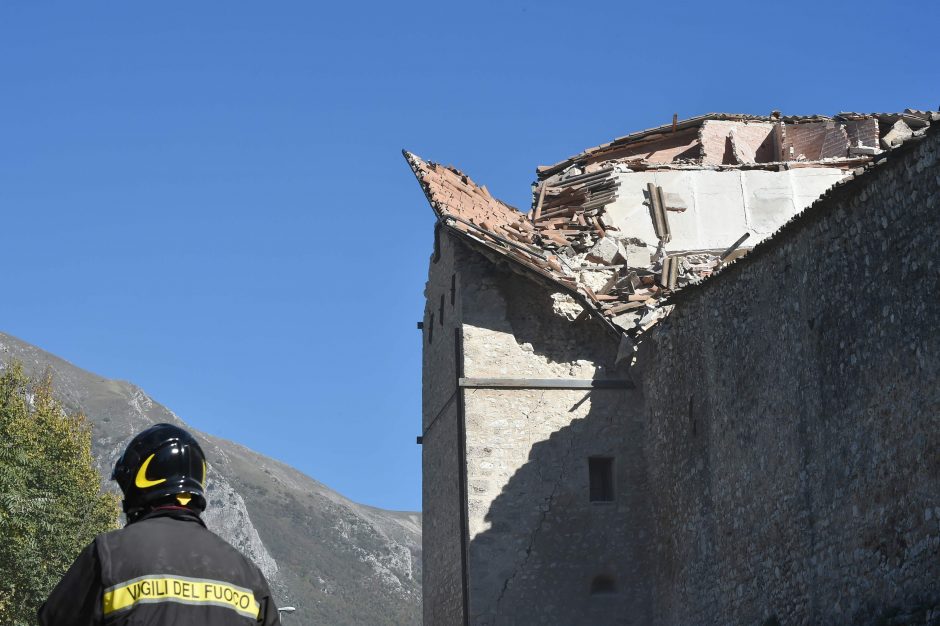 Po trečio žemės drebėjimo namų neteko tūkstančiai italų