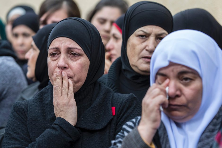 Stambule žuvusios arabės laidotuvėse – tūkstančiai žmonių