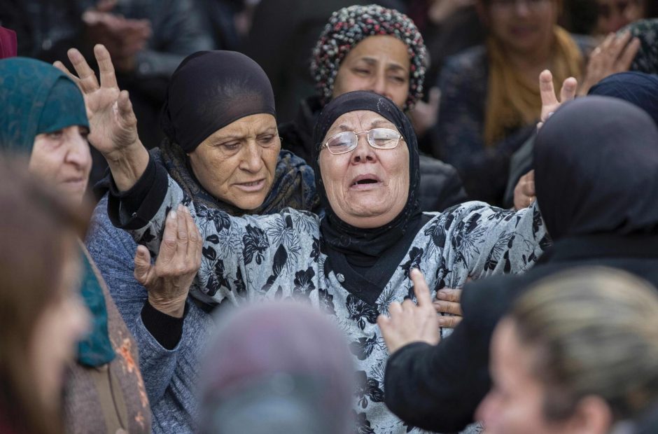 Stambule žuvusios arabės laidotuvėse – tūkstančiai žmonių